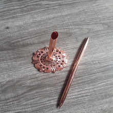 Load image into Gallery viewer, Rose Gold Stand Table Pen
